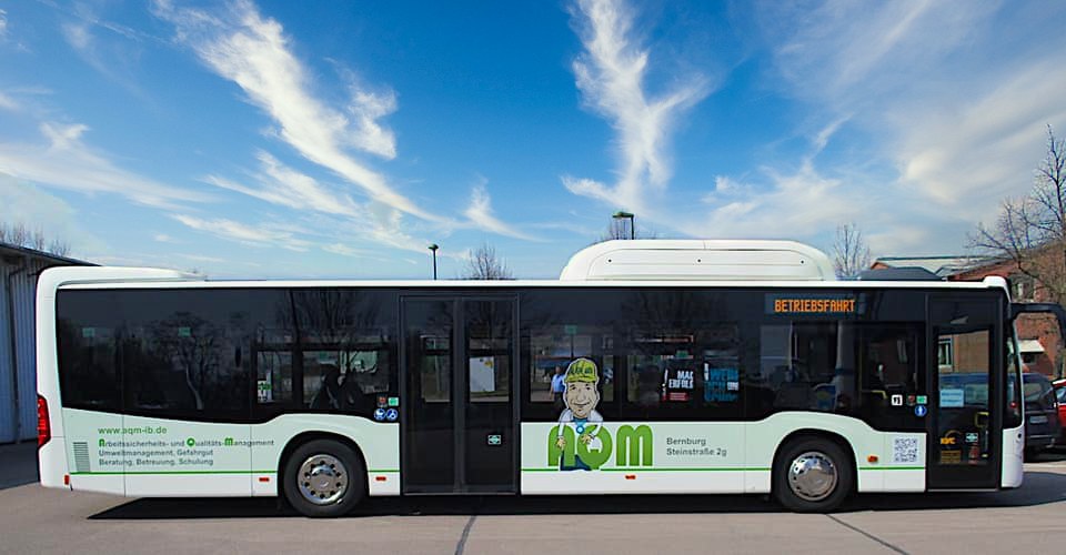 Linienbus in Bernburg mit unserer AQM Werbung