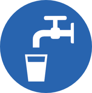 Umweltmanagement - Hinweisschild mit Wasserhahn und Glas